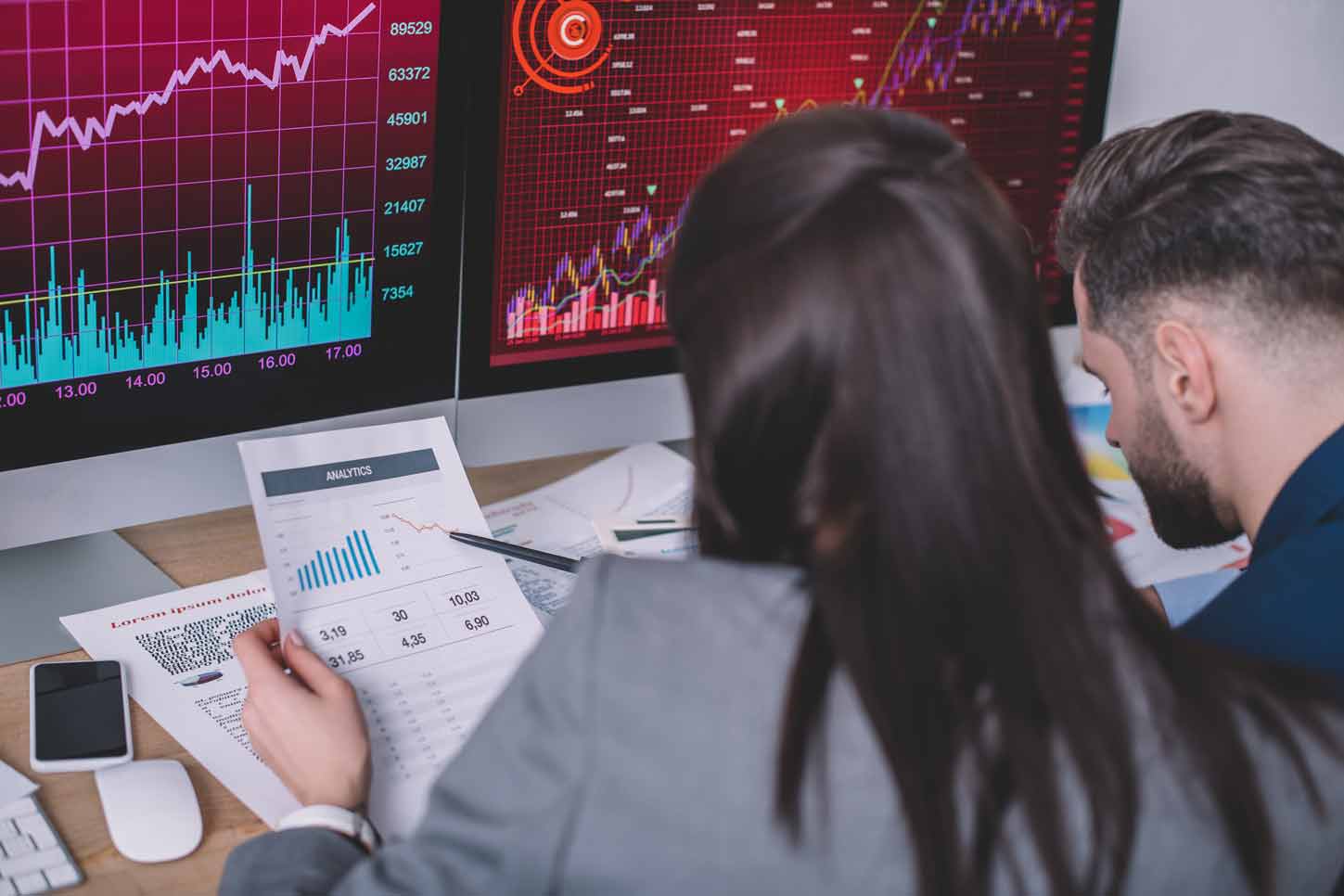 aktien-vs-etf-erklärt Frau analysiert Aktienmarkt-Entwicklung auf Computerbildschirm mit Charts und Zahlen.