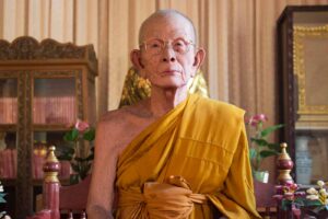 Porträt eines älteren buddhistischen Mönchs mit ruhigem Ausdruck