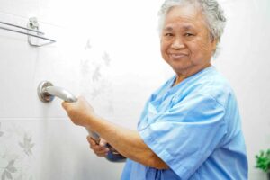 Seniorin mit Kreislaufproblemen im Badezimmer