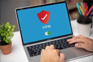 Aktiviertes VPN auf Laptop-Bildschirm mit Schutzschild – Darstellung eines aktiven VPN-Dienstes