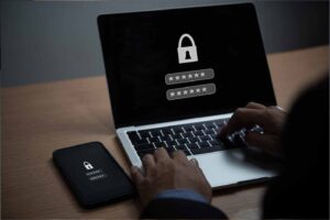 Laptop mit gesperrtem Bildschirm und Smartphone – Symbolbild für VPN und digitale Sicherheit