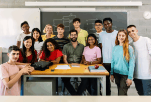 Gruppe von Jugendlichen in einem Klassenzimmer – Berufsorientierung in der Schule