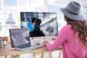 Frau testet sicheren Browser auf einem Desktop-PC mit Weltkarte im Hintergrund