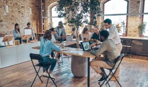 Internationale Coworking-Gruppe in einer urbanen Nomadenstadt