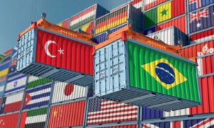 Handelsabkommen Verbraucher - Container mit Flaggen verschiedener Länder – globaler Handel im Fokus internationaler Abkommen.