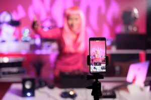 Content Creatorin bei der Videoaufnahme für TikTok oder Instagram Reels im Studio.