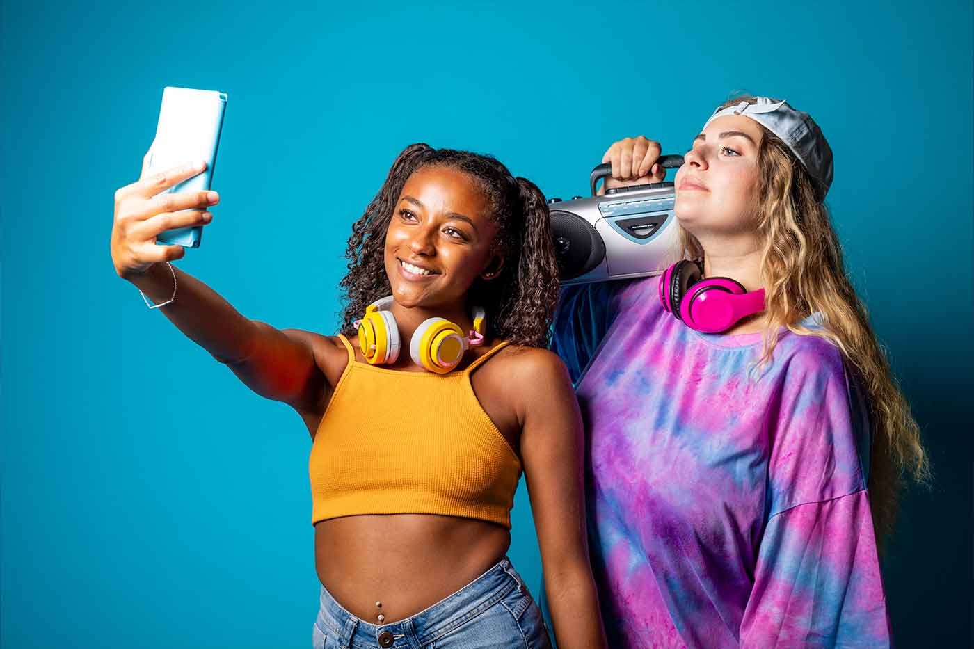 instagram-oder-tiktok-content-marketing-2025 Ki ersetzt jobs: Mensch erhebt die faust gegen eine Roboter-faust – Symbolbild dafür, dass die künstliche intelligenz in konkurrenz mit angestellten steht