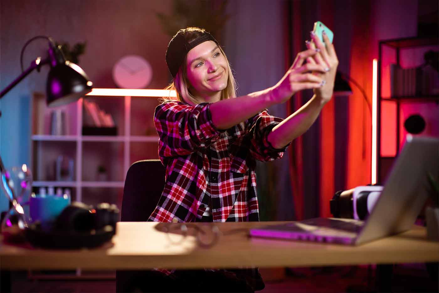 instagram-vs-tiktok-welche-plattform-ist-besser Ki ersetzt jobs: Mensch erhebt die faust gegen eine Roboter-faust – Symbolbild dafür, dass die künstliche intelligenz in konkurrenz mit angestellten steht