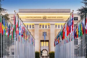Internationale organisationen: Hauptquartier der Vereinten Nationen mit internationalen Flaggen