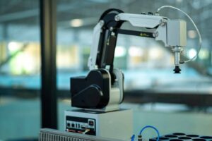 Künstliche Intelligenz in der Qualitätskontrolle mit Präzisionsroboter