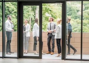 Berufseinsteiger betreten modernes Bürogebäude