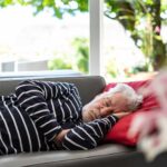 Warum alte Menschen oft so früh wach sind – 5 Fakten über unseren Schlafrhythmus im Alter