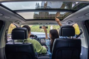 UV-Strahlung durch Glas im Auto – Sonnenlicht über Panoramadach auf Kinder