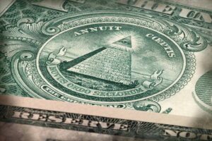 Nahaufnahme der Pyramide mit Auge auf dem US-Dollar als Symbol für Illuminati-Verschwörung