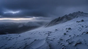 Verschneiter, windgepeitschter Berghang im Nordural in der Dämmerung, Schauplatz des Djatlow-Pass-Unglücks