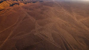 Luftaufnahme der Nazca-Linien in der peruanischen Wüste bei Sonnenuntergang